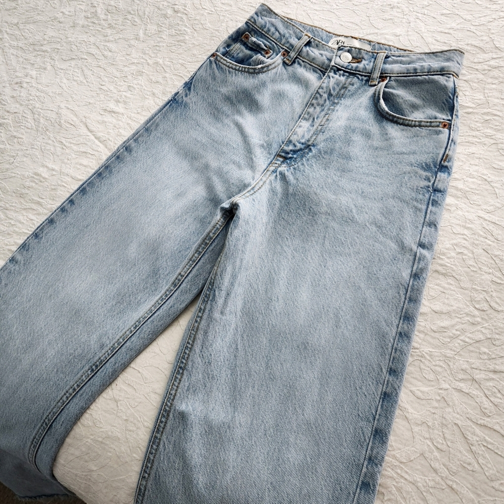Zara The 90s Full Length High Waisted Jeans With A Loose Leg & Raw Hem, Size 2 - Picture 13 of 16